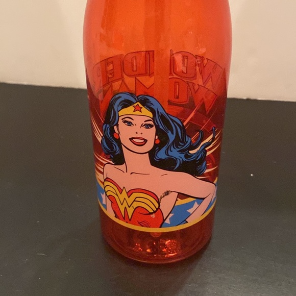 Wonder Woman plastic reusable sip top water bottle with carry handle 25oz - Picture 2 of 9